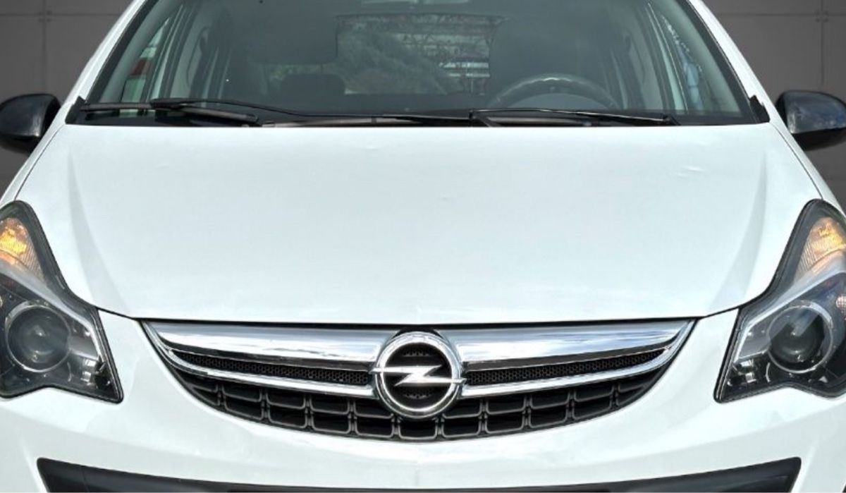 Opel Tutti pezzi di ricambio auto: Weisse Motorhaube Opel CORSA D – Usato da Oensingen venduto da 071089 1
