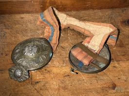 Tibetische Trachtenschliesse antik mit Stoffband gebraucht