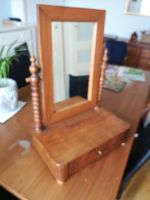 joli petit meuble en noyer avec miroir et tiroir