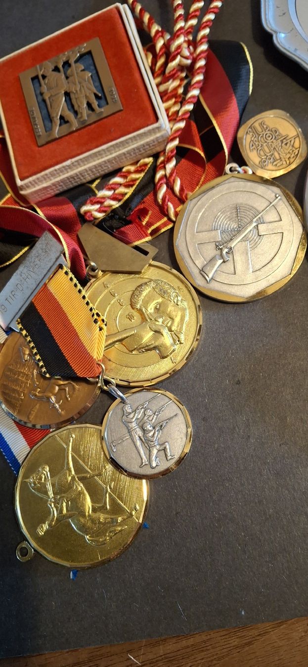 Medaglie: Lot de médailles et trophées  – Usato da Mont-sur-Lausanne venduto da bovary13 2