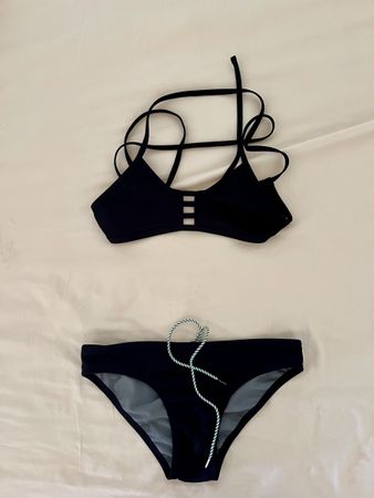 Schwimmbikini von Jolyn mit integriertem Sonnenschutz