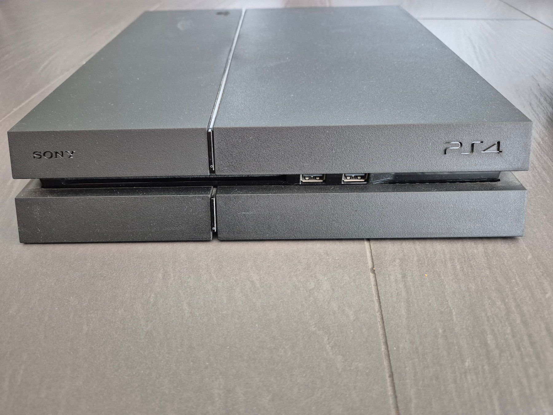 Sony Konsolen: Playstation 4 (defekt) inkl. 2 Controller – Defekt aus Sissach von MarcoBa01 1
