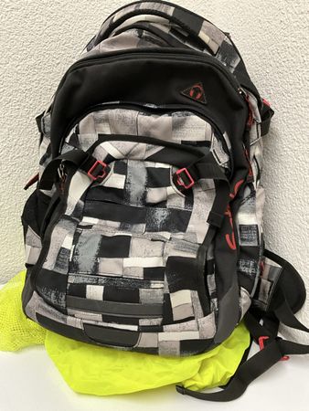 Satch Schulrucksack mit dem Regenschutz