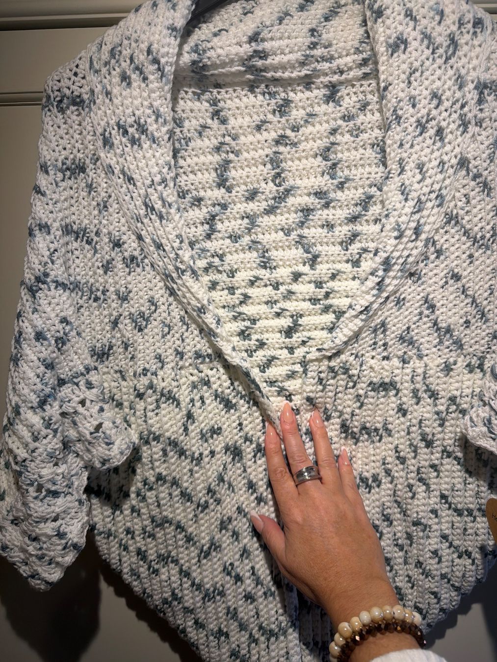 Giacche: STRICKJÄCKCHEN WEISS-BLAU GEMUSTERT, HANDGESTRICKT – Nuovo e nell'imballaggio originale da Meienried venduto da ManuelaBoutique 1