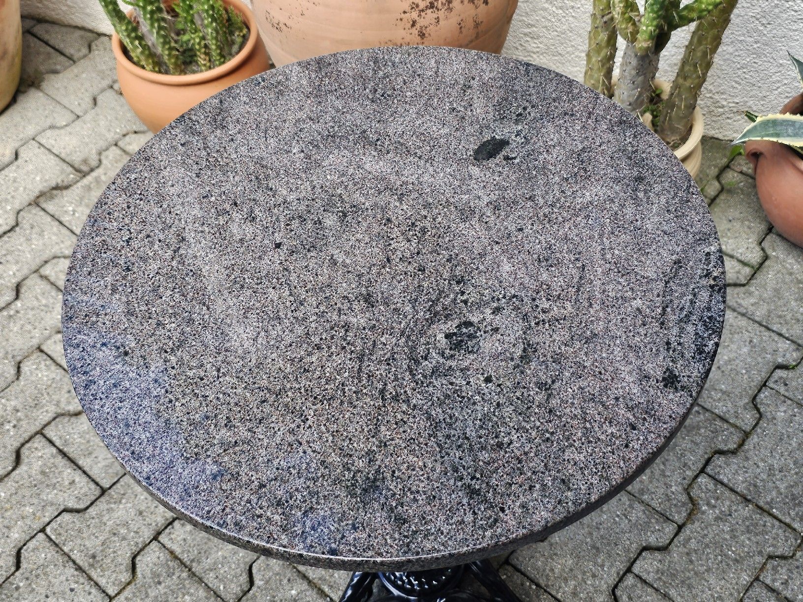 Tavoli: Bistrotisch Granittisch 1 Metallstuhl – Usato da Villnachern venduto da hasta08 8