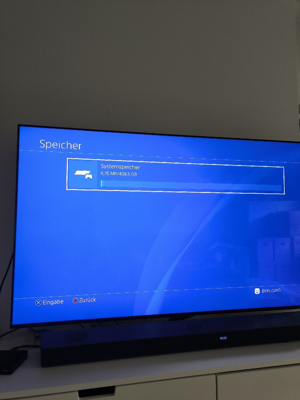 Sony Konsolen: PlayStation 4 mit 2 Controller und Kabel – Gebraucht aus Zuchwil von strikingvipe 1