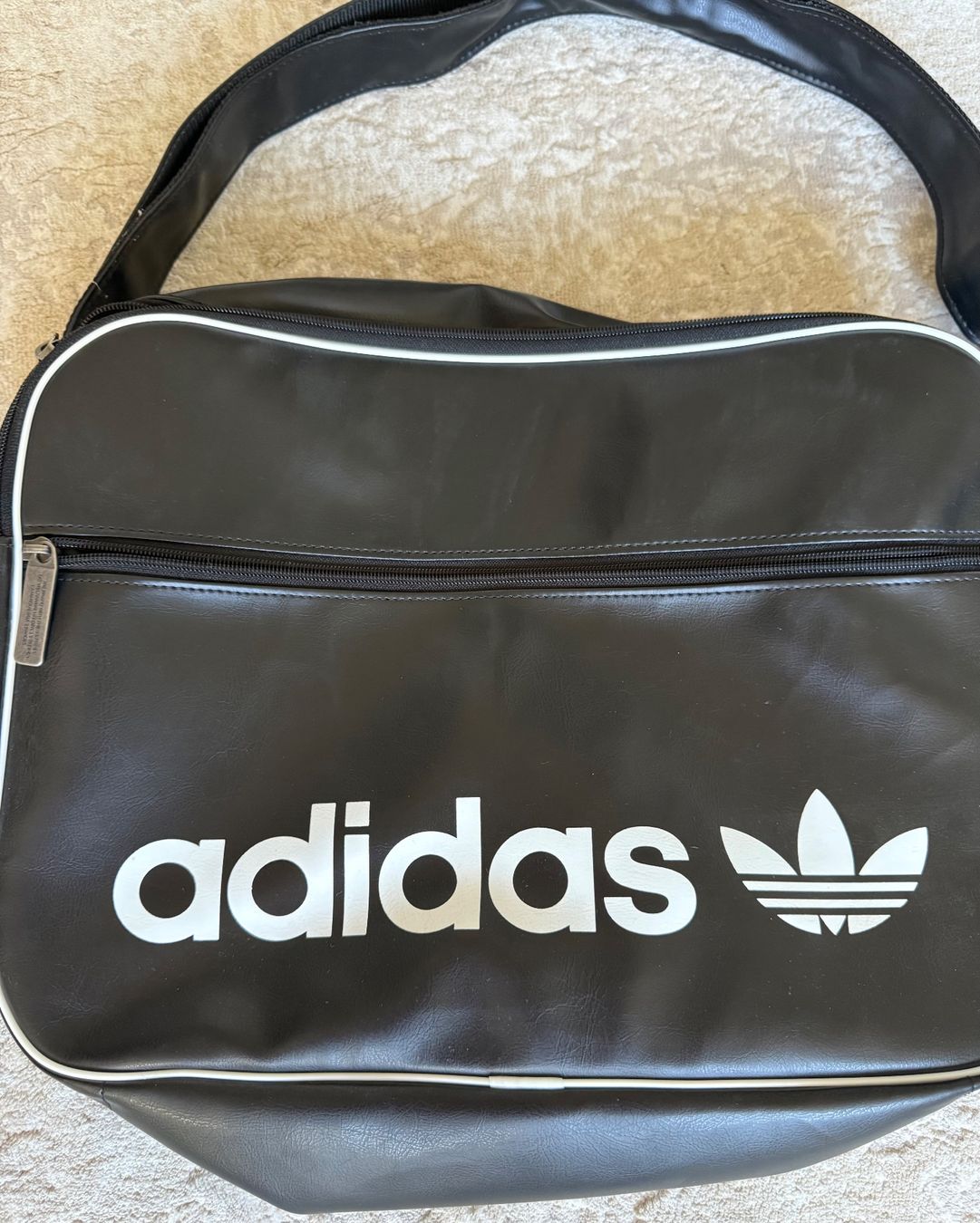 Adidas Taschen: Schultertasche, Adidas, schwarz-weiss – Gebraucht aus Wohlen AG von thr_t5x8 1