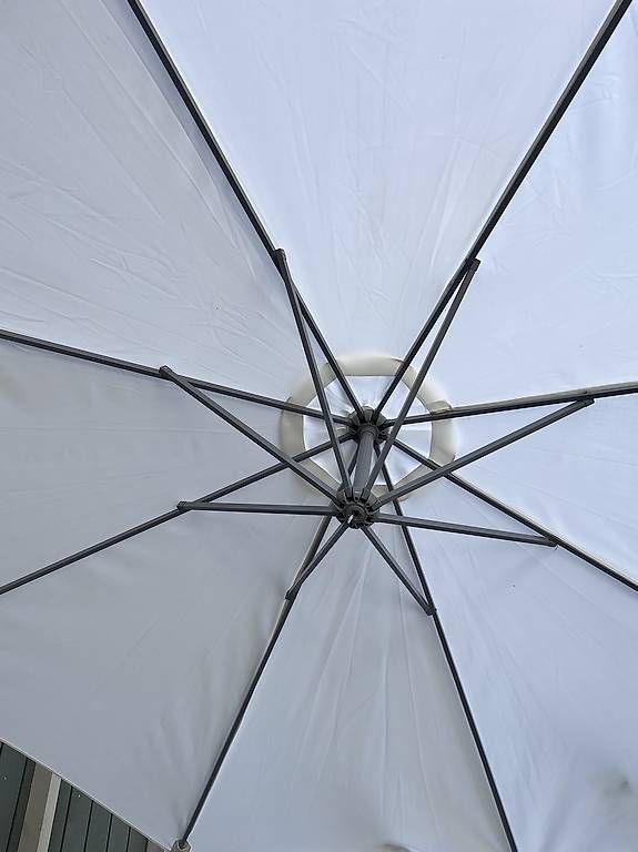 Ombrelloni: Sonnenschirm mit Sockel inkl. Schutzhülle – Usato da Kriens venduto da Giuli-etta 1