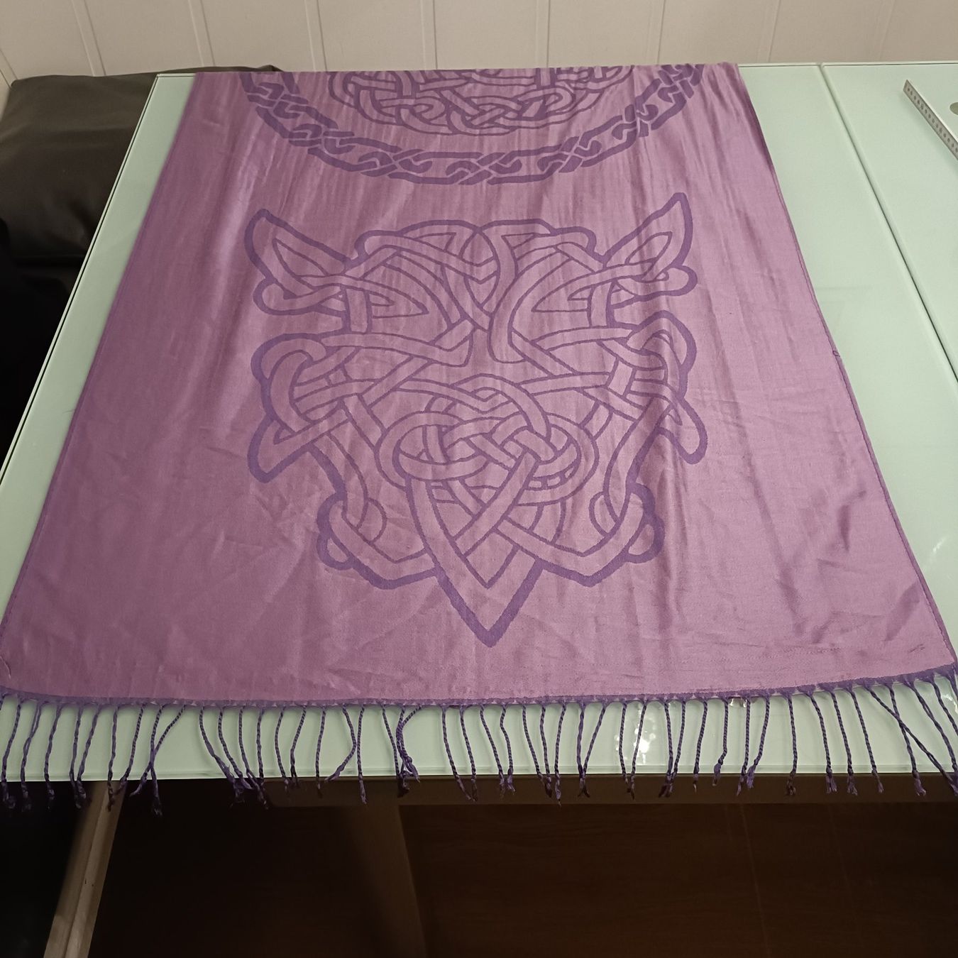 Foulard & Sciarpe: Lilafarbener Schal mit keltischem Muster – Nuovo (secondo la descrizione) da Sitterdorf venduto da imsis
