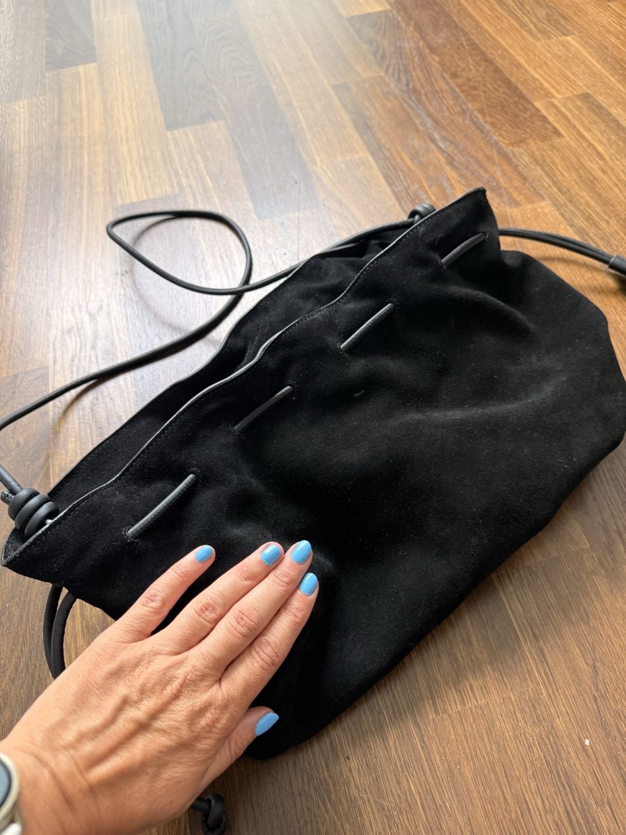 Arket Sacs: Arket Suede Pouch Bag  – Neuf (Voir description) à Uerikon par kpr_t5k2 1