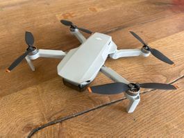 Drohne DJI Mini 2 mit Zubehör wenig gebraucht im Set
