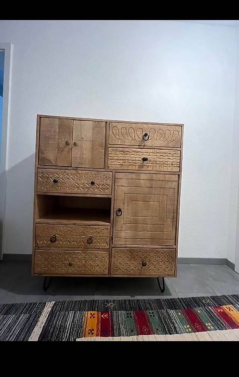 Leurre appât en bois fait à la main même dans un ruisseau de