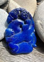 Geschnitzter Anhänger / Medaillon aus Lapislazuli