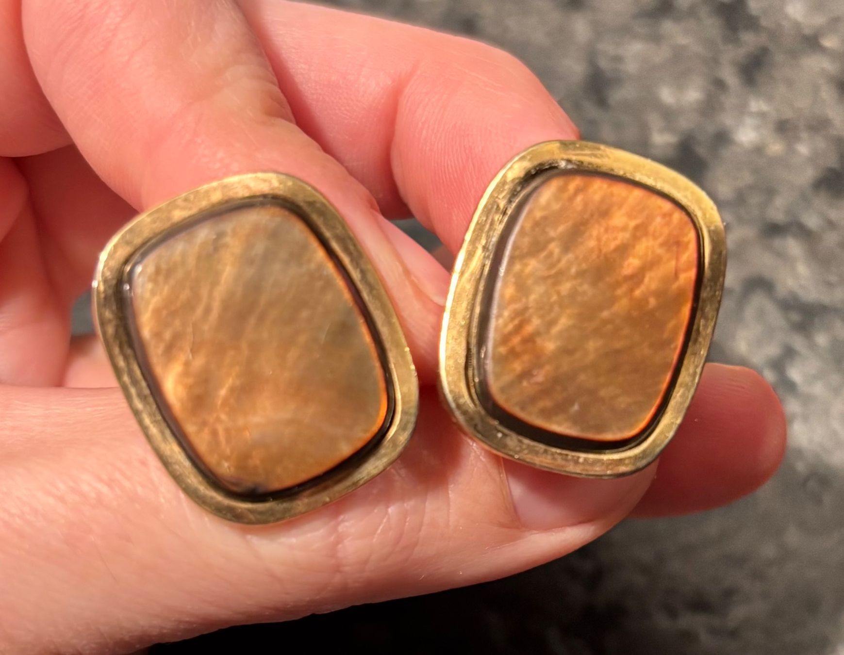 Gemelli: Goldfarbene Vintage Manschettenknöpfe mit Perlmutt – Usato da Arbon venduto da Langbretterer 2