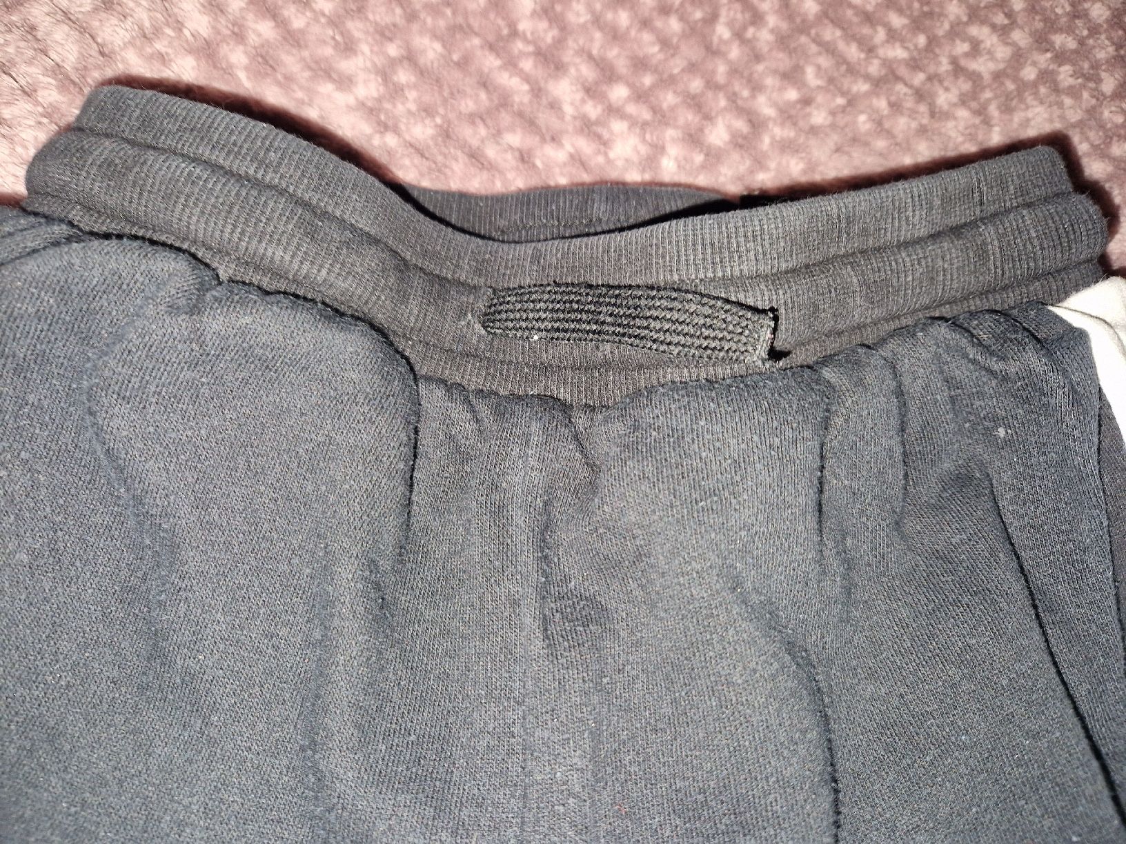 H&M Pantaloni: H&M Jogginghose Gr.134 schwarz/grau – Usato da Utzenstorf venduto da Ernie_und_Bert 1