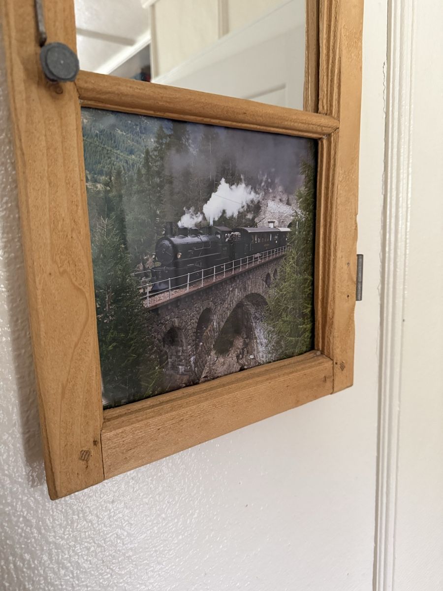 Foto & Immagini: Altes Fenster mit Spiegel und RhB bild – Usato da Thusis venduto da Jasmin1991995 1