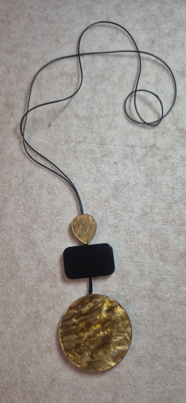 Catenine: Collana con pendententi marrone e nero – Nuovo (secondo la descrizione) da Giubiasco venduto da Stefaniav 1