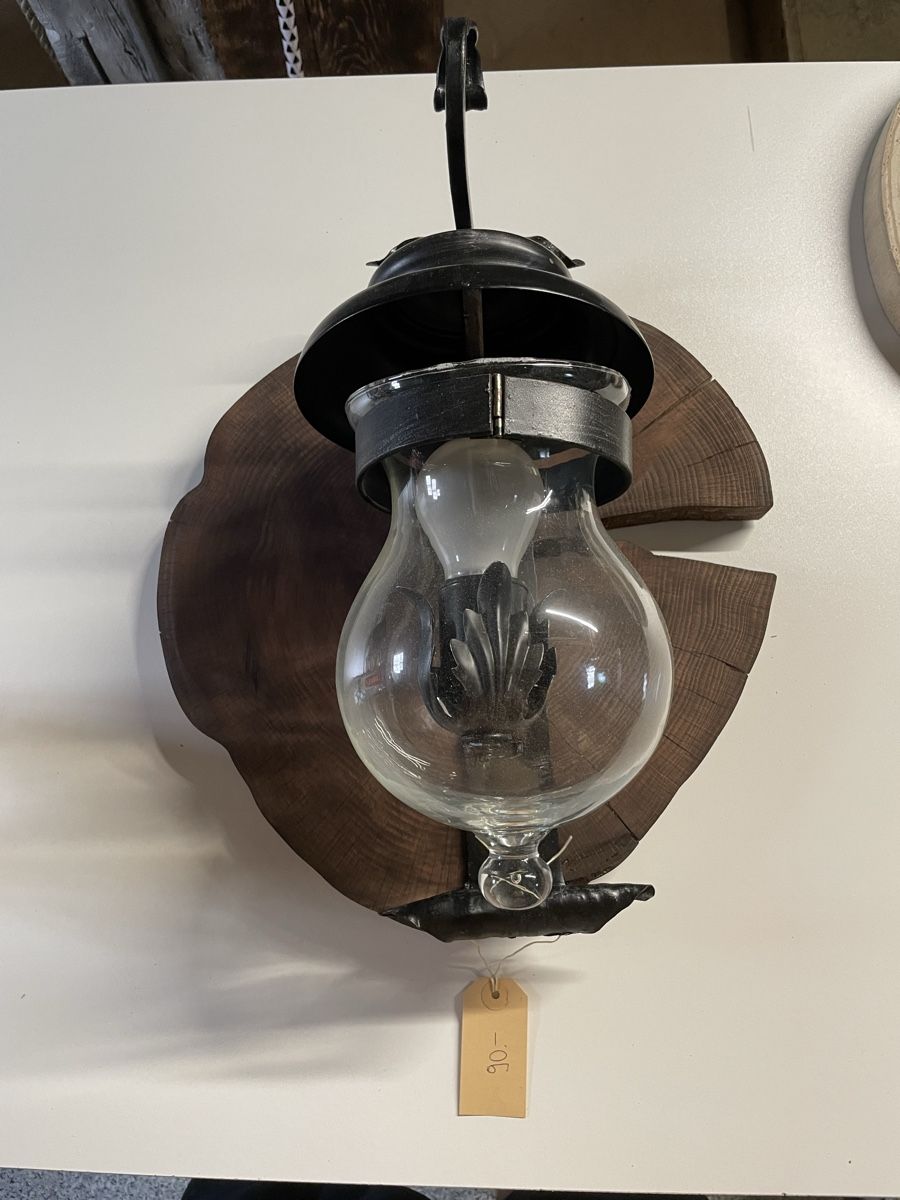 Lampen: Rustic Wall Light with Wooden Base & Glass Shade – Gebraucht aus Seuzach von Wolf936