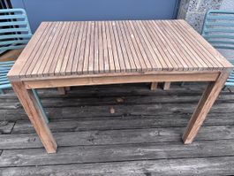 Teakholztisch fast neu mit kleinem Schönheitsmakel