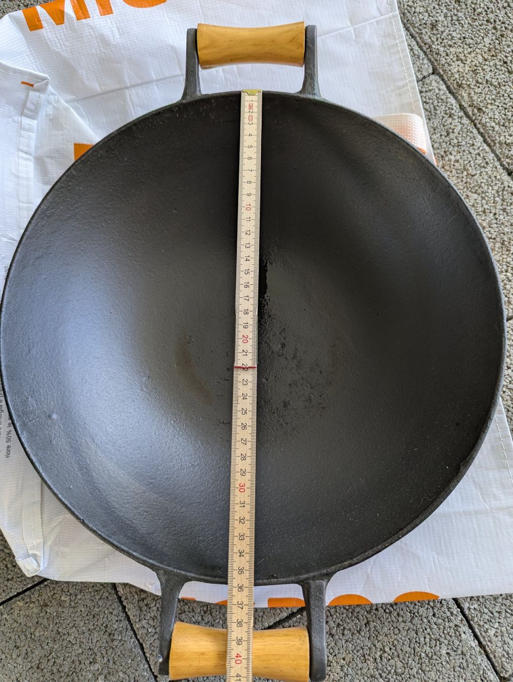 Padelle: Wok aus Gusseisen mit Deckel - Eingebrannt – Usato da Balsthal venduto da dr.monkey 3