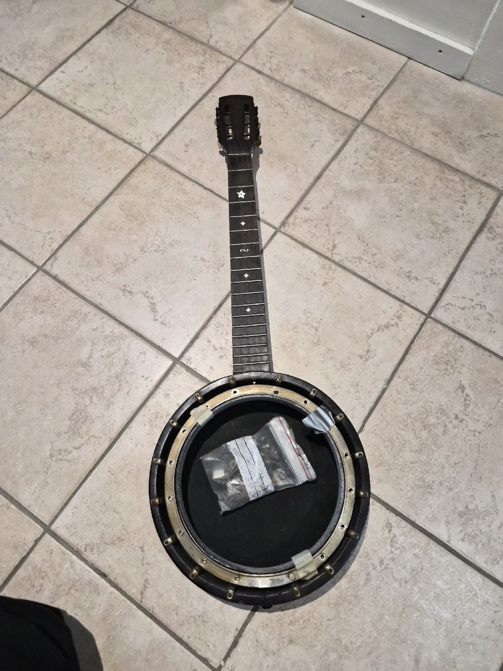 Vintage Strumenti musicali: Banjo vintage à restaurer – Difettoso da La Chaux-de-Fonds venduto da 3pod