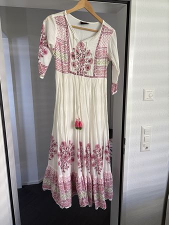 Robe longue Anora blanche à motifs roses état correct