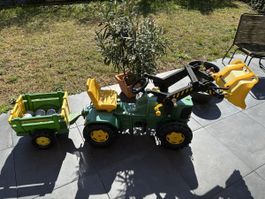 Tret-Traktor John Deere mit Frontlader und Anhänger