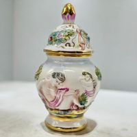 Vase urne en porcelaine Capodimonte avec couvercle