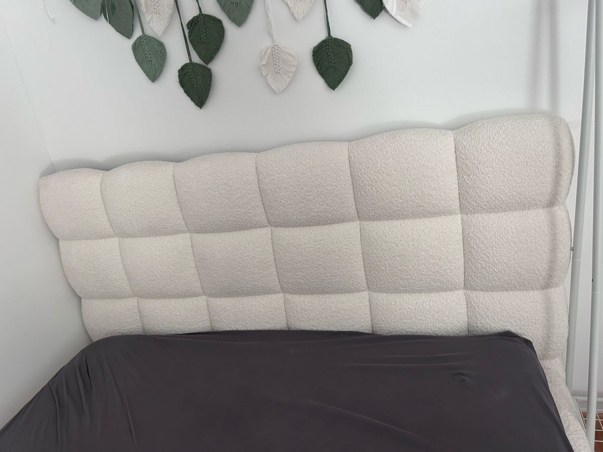 Letti: Wunderschönes Bouclé Bett zu verschenken  – Usato da Schaffhausen venduto da mon_9rq6 1