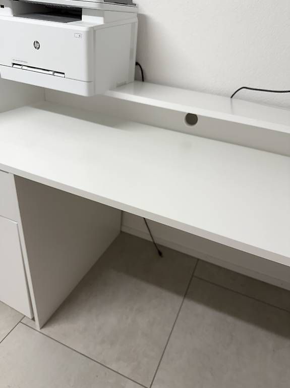 Scrivanie: Bürotisch / Schreibtisch mit Schubladen & Kabeldurchlass – Usato da Lengnau BE venduto da aya_2tvj