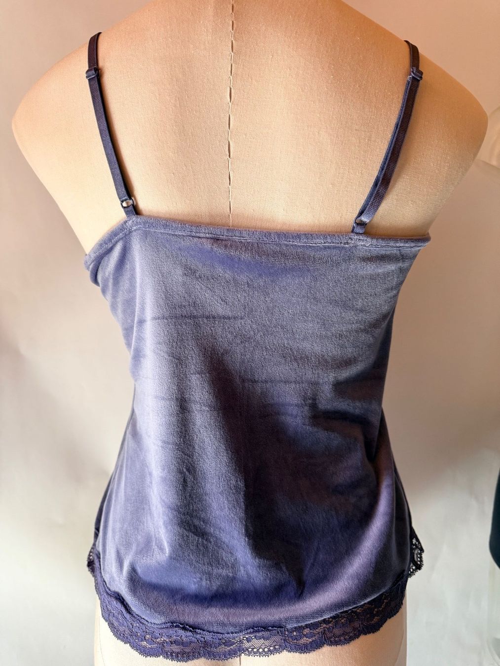 Hunkemöller Top: HUNKEMÖLLER, Cami VELOURS Scallop, Grösse M, Farbe Lila – Nuovo e nell'imballaggio originale da Rudolfstetten venduto da gst_g7xl 3