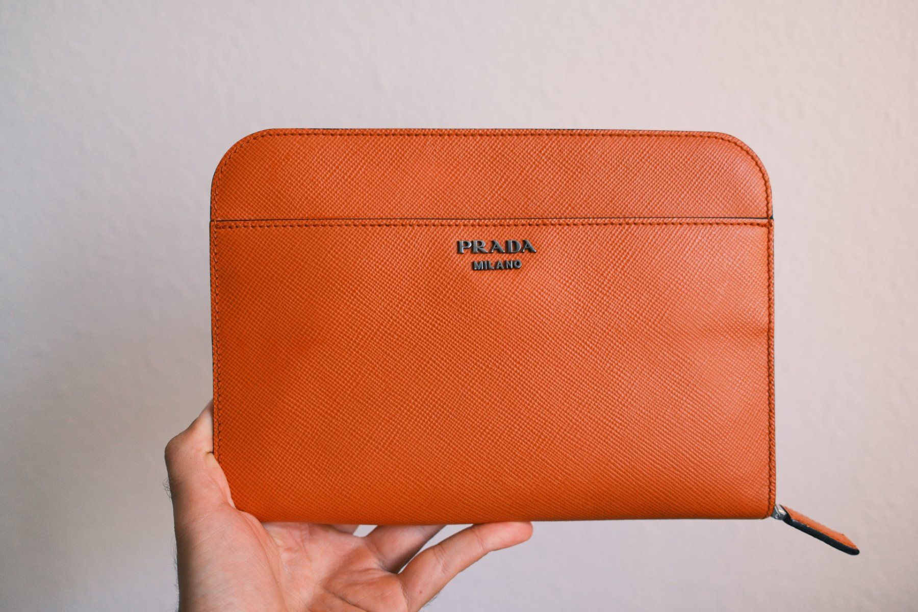 Prada Borse: Prada Handbag- Saffiano Pouch – Usato da Zürich venduto da and_vp7g