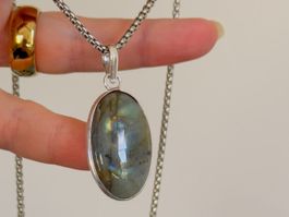 Fashionable labradorite necklace