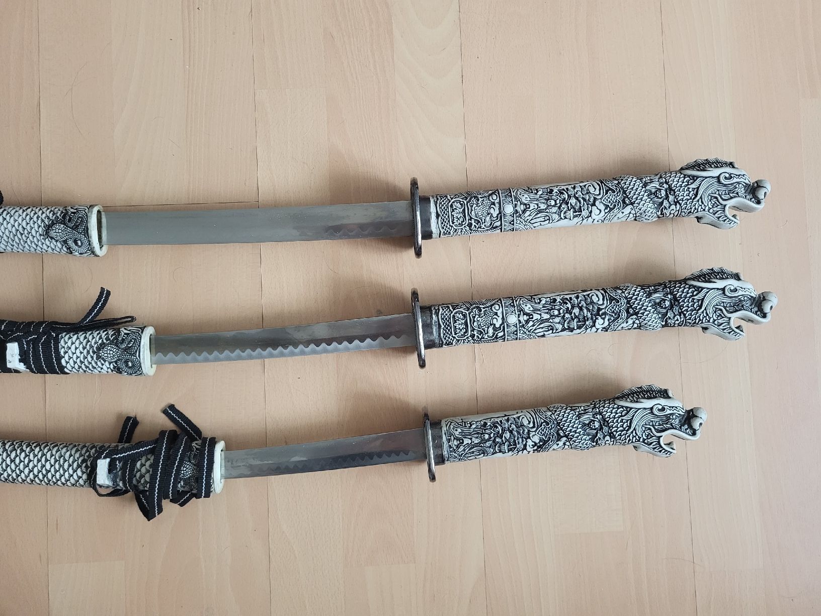 Alle Dekorationen: Dekorative Katanas Set 3 Stück, Drachenmuster – Gebraucht aus Allschwil von fab_7hfg 1