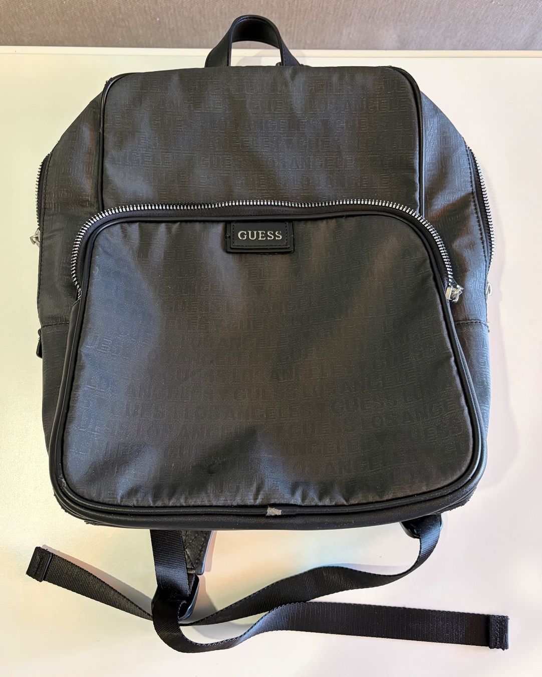 Guess Zaini: Guess Rucksack Schwarz – Usato da Langenthal venduto da Mupho8 1
