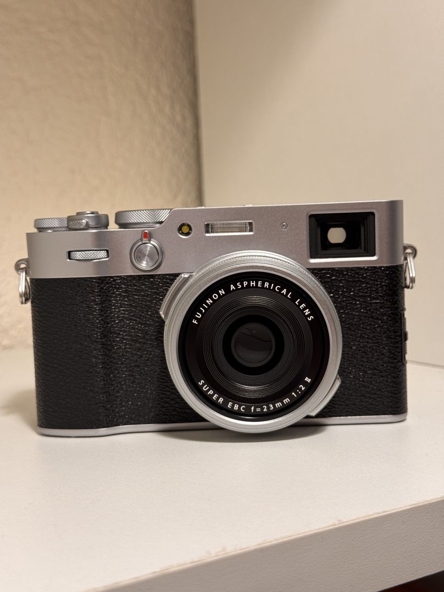 Fujifilm Fotocamera: New Fujifilm X100V - Silver – Nuovo (secondo la descrizione) da Lausanne venduto da per_nd75