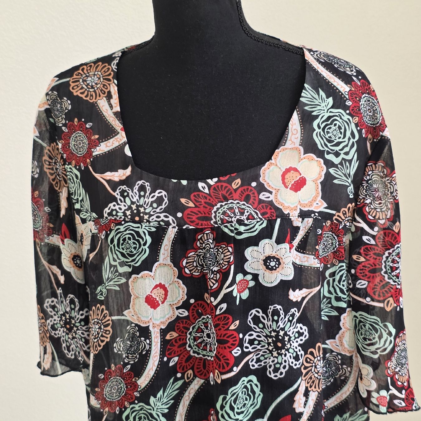 Tuniche:  Tunika mit Blumenmuster Groesse L leichte Stoff – Usato da Rheinsulz venduto da Gilea 1