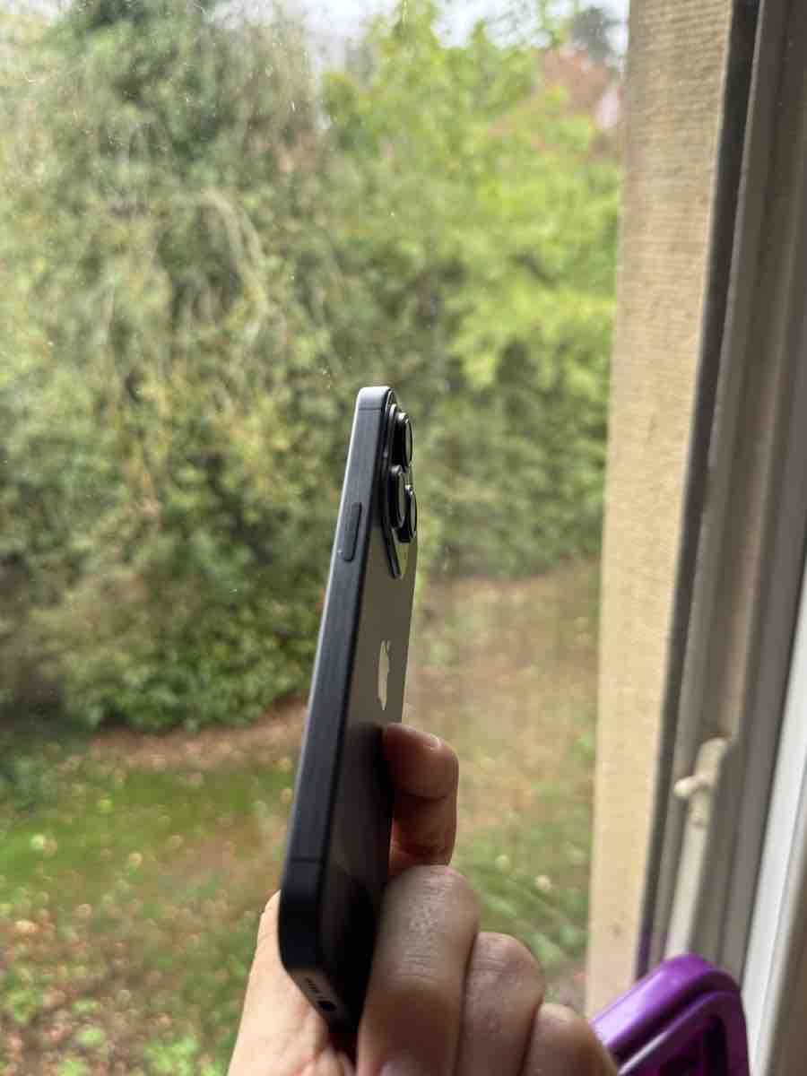 Apple Handys / Smartphones: Apple iPhone 15 Pro Black Neu – Neu (gemäss Beschreibung) aus Riehen von lor_d5w8 3