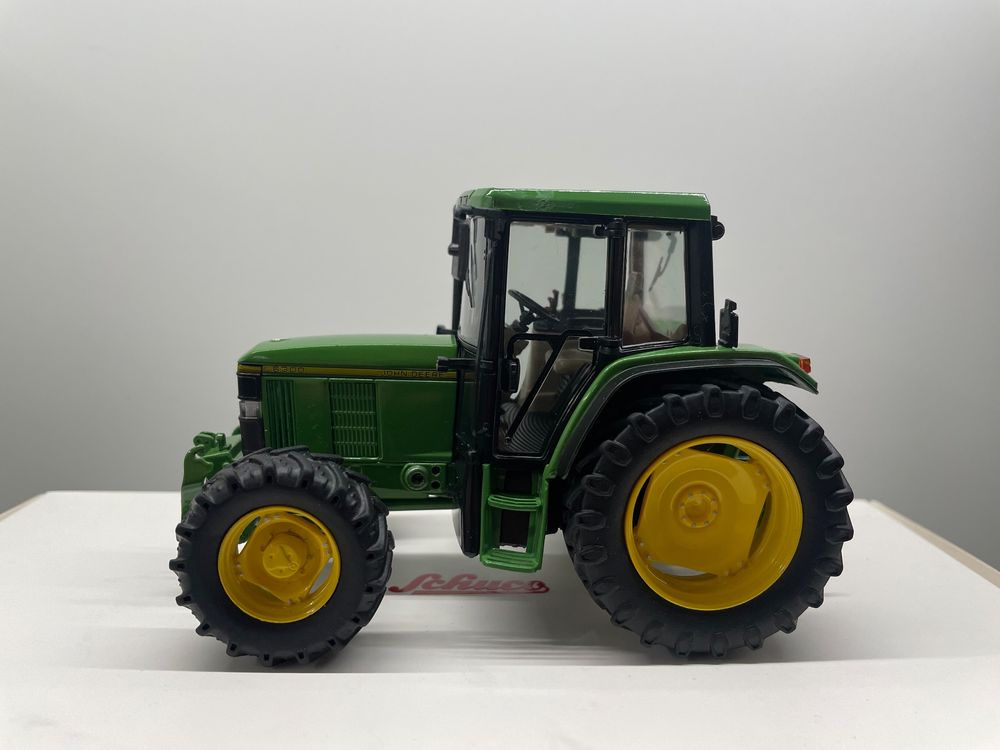 SCHUCO, JOHN DEERE 7700 - avec boîte John Deere, échelle 1/32, SCH7893