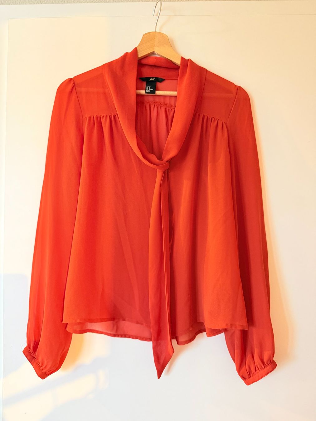H&M Tops: H&M - Blouse couleur corail – D'occasion à St-Sulpice VD par rit_h8vk