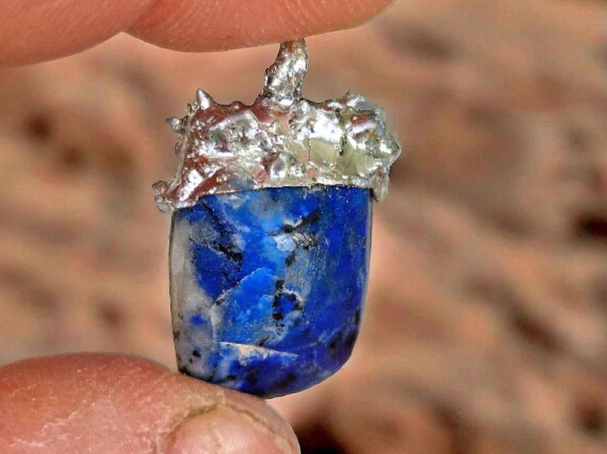 Pietre preziose: Handgefertigter Lapislazuli-Anhänger – Nuovo e nell'imballaggio originale da Aarau venduto da Schmuckhoehle_MD