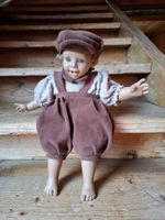 Puppe 36 cm. Bub mit Sommersprossen und Tächlikappe