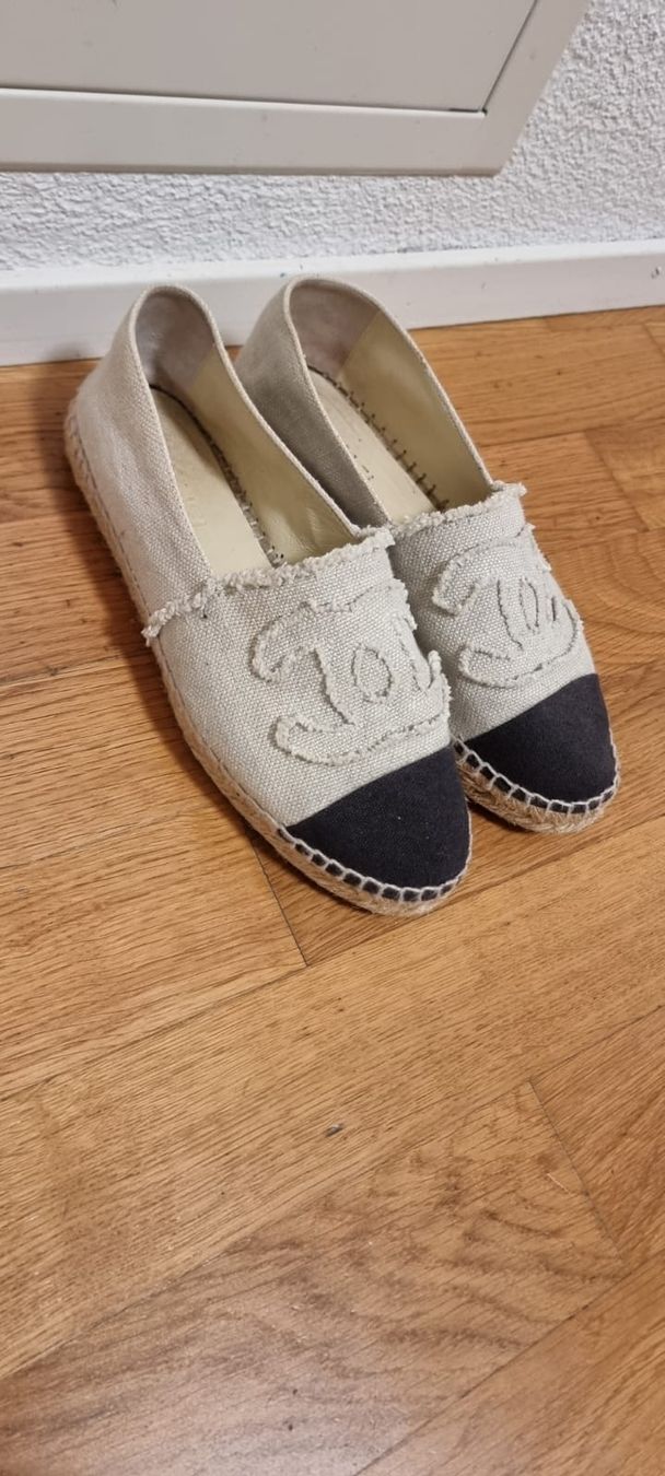 Chanel Scarpe da donna: Chanel Espadrilles Gr. 38 Beige/Schwarz – Usato da Frauenfeld venduto da Bounty40 1