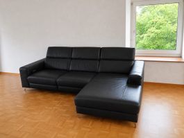 Schwarzes Ecksofa aus Leder mit elektrisch verstellbarem Sit