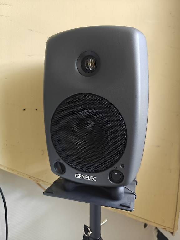Genelec Casse acustiche: Genelec 8030 B - aktive Studio Lautsprecher mit Stativen – Usato da Endingen venduto da frusciantee