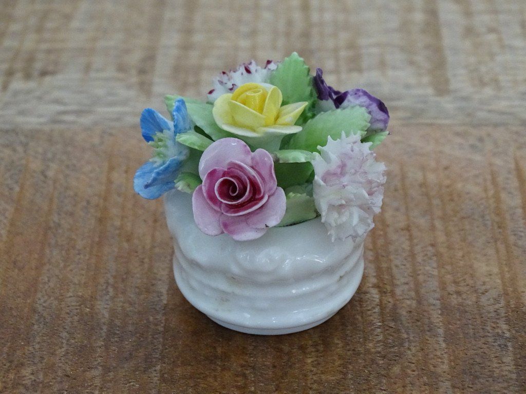 Tutte le decorazioni: Wunderschönes Royal Adderley Floral Arrangement – Usato da Bretzwil venduto da America1