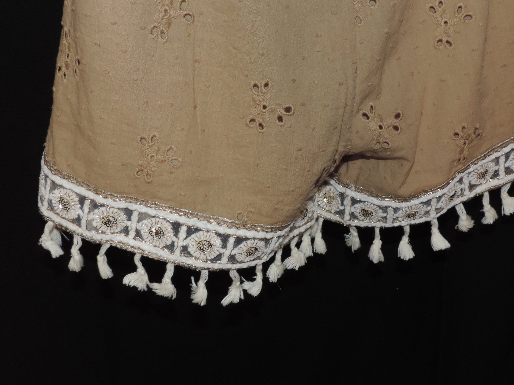 Pantalons: short beige avec dorure – D'occasion à Genève par Axelle333 7