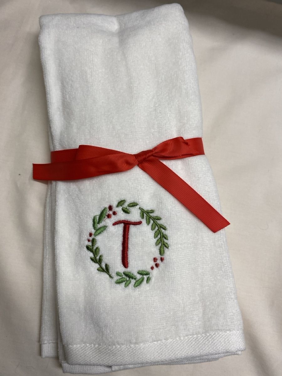 Tutte le decorazioni: Embroidered Christmas Hand Towels Set Monogram "T" – Nuovo e nell'imballaggio originale da Buttikon SZ venduto da Maxwelltime