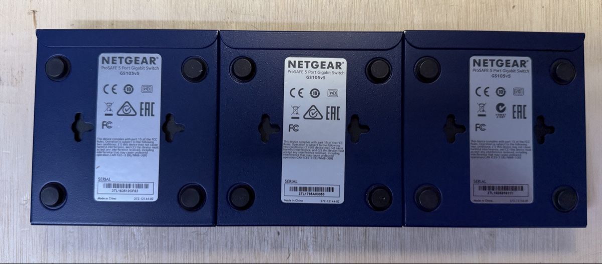 Netgear Hub & Switch: 3x NETGEAR GS105v5 Switch mit Netzteil – Usato da Kleinandelfingen venduto da Mypaq 1