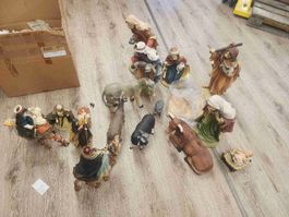 Grosse Weihnachtskrippe mit Figuren und Tieren